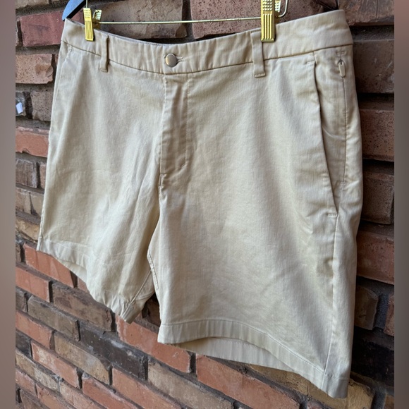 Lululemon Shorts 36 Waist (7 inch inseam) - Picture 4 of 6